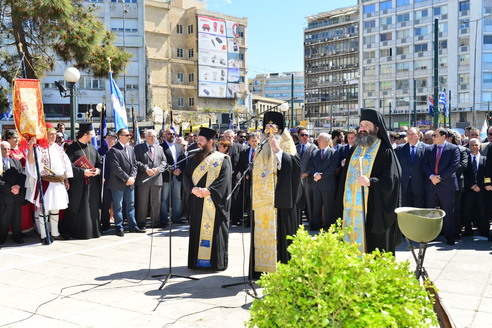 Η 25η Μαρτίου τιμήθηκε στον Πειραιά με πανηγυρική Δοξολογία, κατάθεση στεφάνων και μαθητική παρέλαση