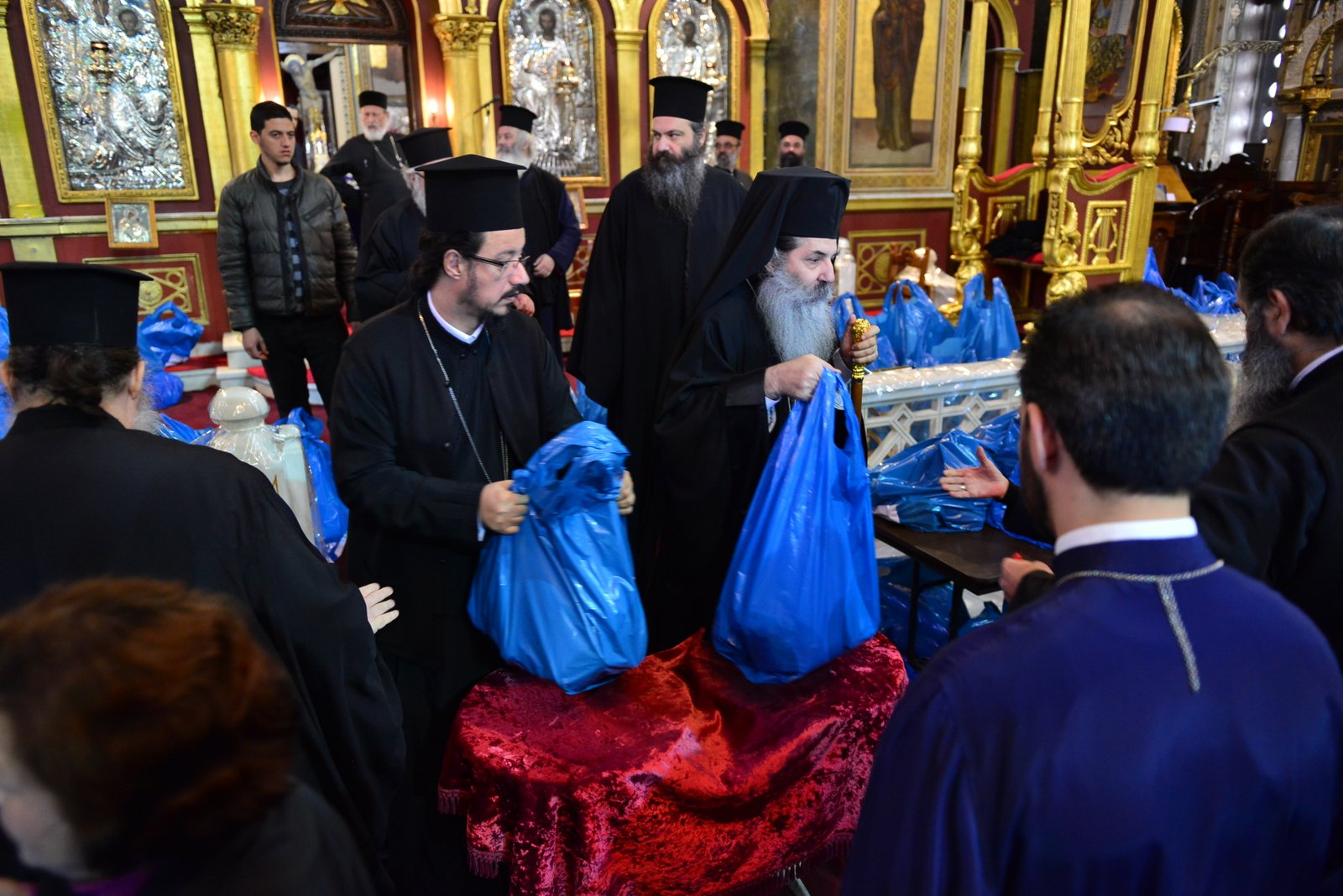 Τα Πασχαλίνα εόρτια δέματα της Ιεράς Μητροπόλεως για τους φτωχούς και ανέργους συμπολίτες μας.