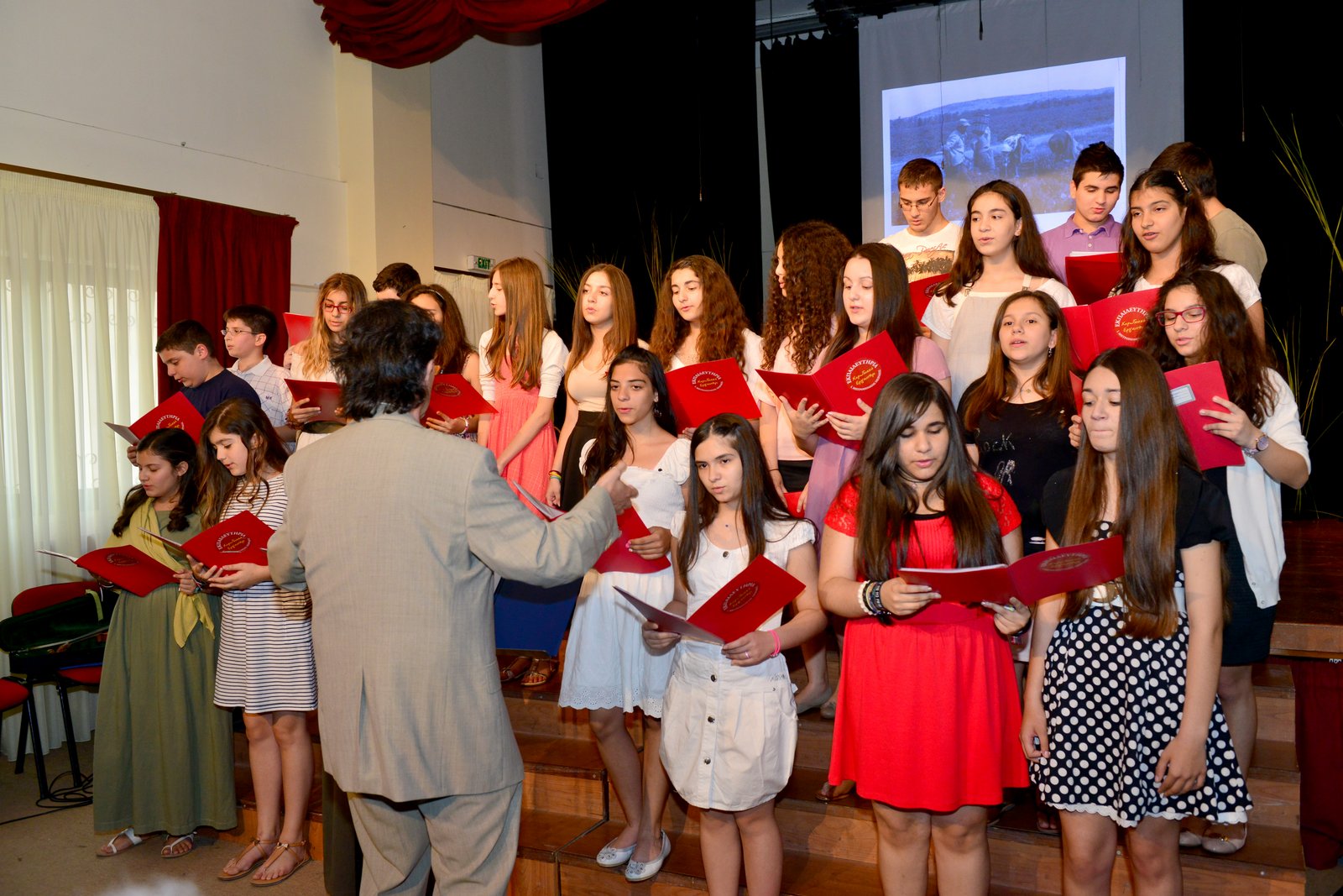 Γιορτή λήξης σχολικής χρονιάς 2013-2014 του Γυμνασίου της Ιεράς Μητροπόλεως Πειραιώς