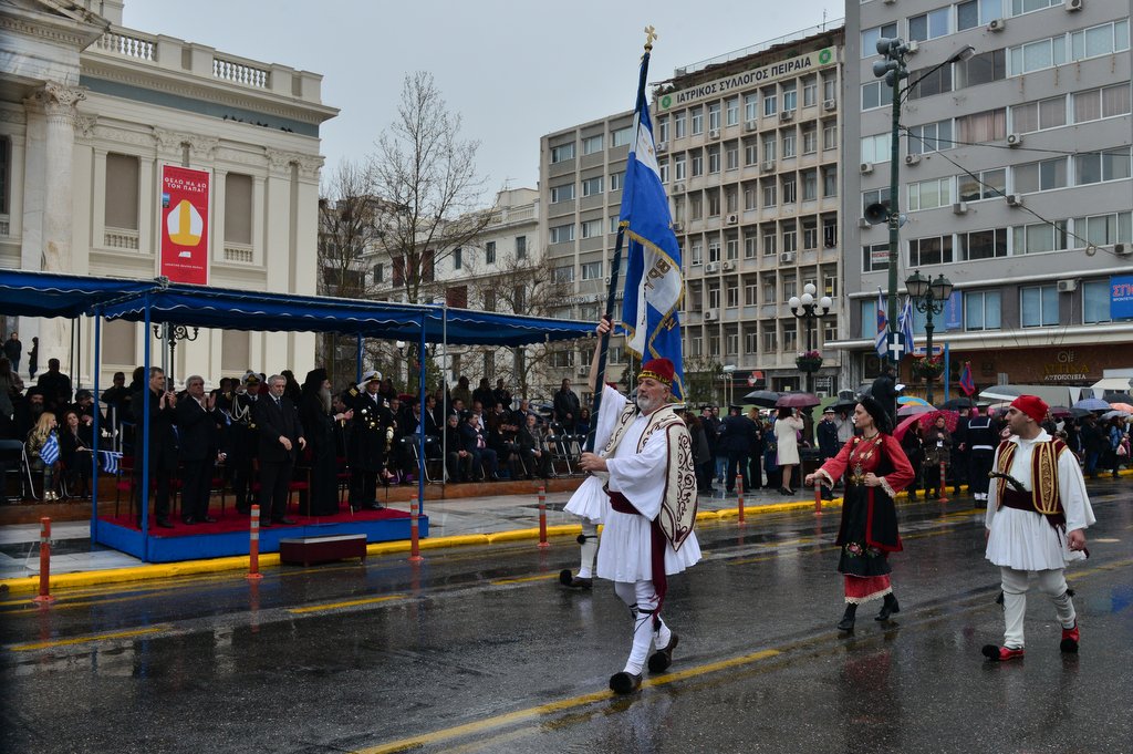 Πανηγυρική Δοξολογία, κατάθεση στεφάνων και μαθητική παρέλαση στον Πειραιά για την 25η Μαρτίου
