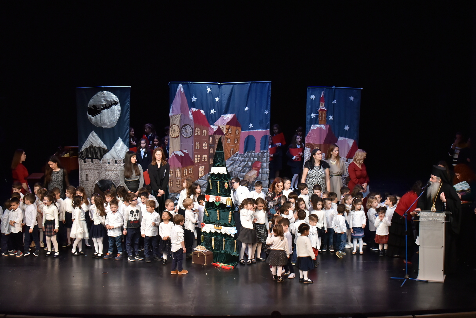 Με εξαιρετική επιτυχία η Χριστουγεννιάτικη Εκδήλωση του Παιδικού Σταθμού – Νηπιαγωγείου της Ι.Μ.Π. στο κατάμεστο Δημοτικό Θέατρο