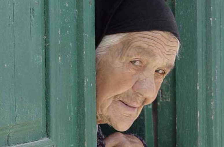 ΓΝΩΣΤΟΙ ΚΑΛΛΙΤΕΧΝΕΣ ΕΝΩΝΟΥΝ ΤΙΣ ΦΩΝΕΣ ΤΟΥΣ ΣΤΗΝ “ΣΥΝΑΥΛΙΑ ΚΑΤΑ ΤΗΣ ΦΤΩΧΕΙΑΣ” ΤΗΣ ΙΕΡΑΣ ΜΗΤΡΟΠΟΛΕΩΣ ΠΕΙΡΑΙΩΣ. ΔΕΥΤΕΡΑ 4/12, 18:30, ΔΗΜΟΤΙΚΟ ΘΕΑΤΡΟ ΠΕΙΡΑΙΩΣ