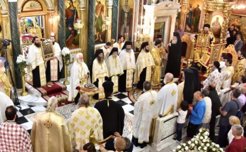 Με λαμπρότητα ο Εσπερινός των Αγίων Κωνσταντίνου και Ελένης στον Μητροπολιτικό Ναό Πειραιώς.