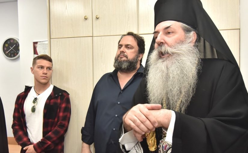 Επίσκεψη του Ε.Μαρινάκη στο Λύκειο της Ι.Μ.Π. που έγινε με δαπάνες του και προσφορά αθλητικού υλικού.