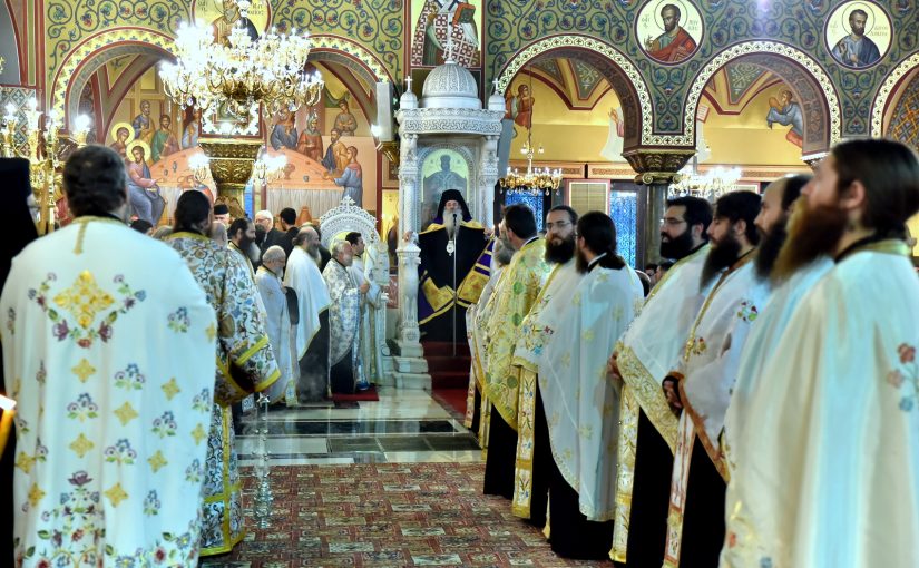 Χοροστατούντος του Σεβ.Μητρ.Πειραιώς, ο Εσπερινός στον Πανηγυρίζοντα Καθεδρικό Ιερό Ναό Αγίας Τριάδος Πειραιώς