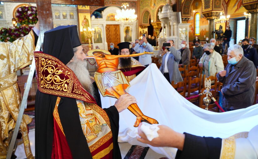 Οι Μεγάλες και Βασιλικές Ώρες και ο Εσπερινός της Αποκαθηλώσεως στον Καθεδρικό Ι.Ν.Αγ. Τριάδος Πειραιώς.