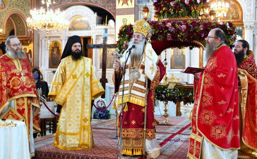 Η πρώτη Ανάσταση στον Καθεδρικό Ιερό Ναό Αγίας Τριάδος Πειραιώς.