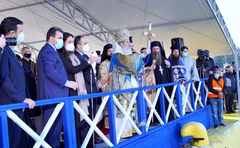 Η εορτή των Θεοφανείων στο μεγαλύτερο λιμάνι της χώρας, τον Πειραιά.