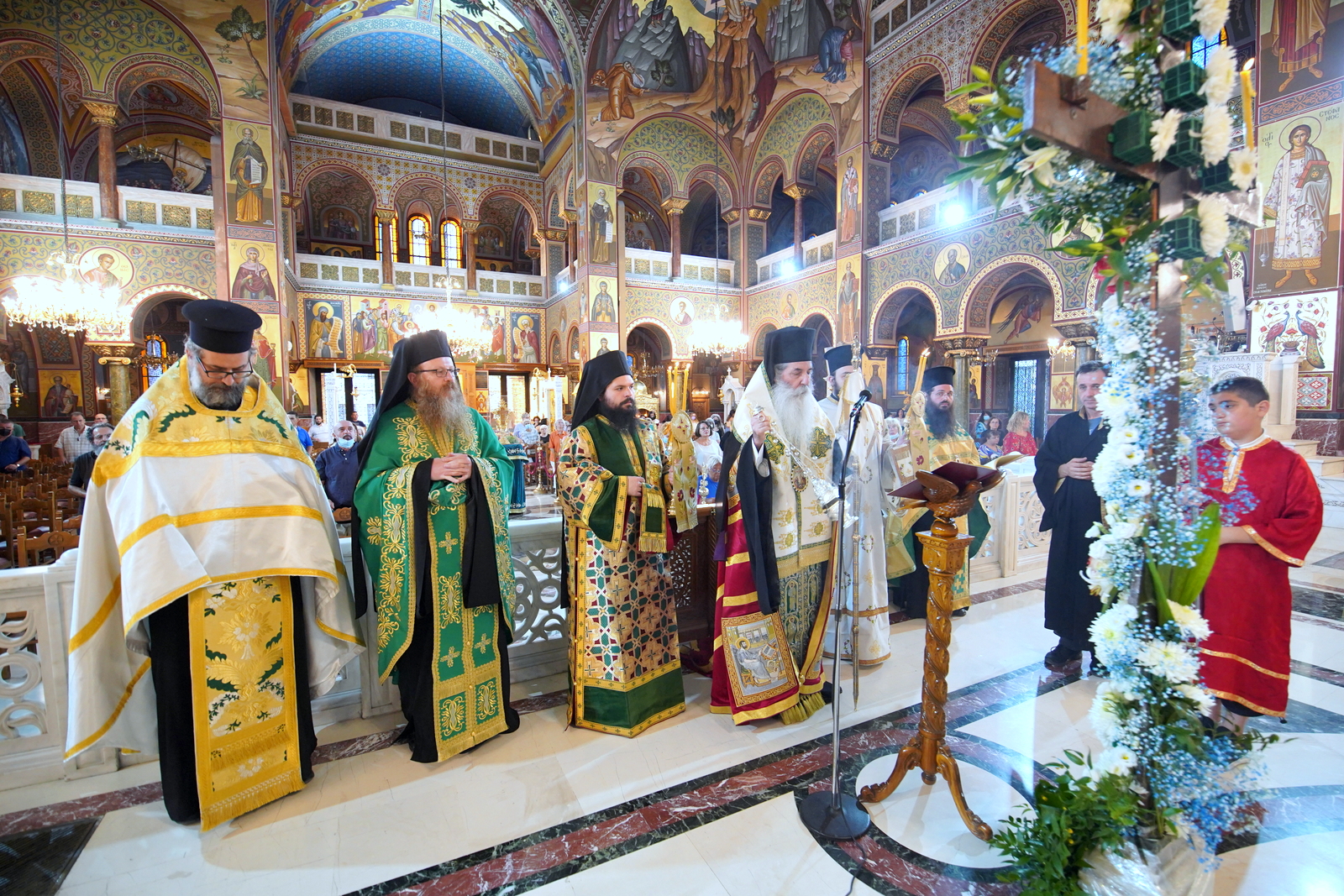 Οι Χαιρετισμοί του Τιμίου Σταυρού στον Καθεδρικό Ιερό Ναό Αγίας Τριάδος Πειραιώς.