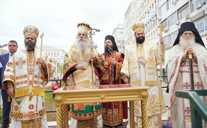 Πάνδημος ο εορτασμός των Αγίων Κωνσταντίνου και Ελένης στον Μητροπολιτικό Ιερό Ναό του Πειραιά.
