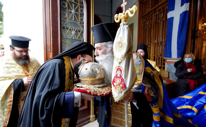 Ο Σεβασμιώτατος Μητροπολίτης Πειραιώς κ. Σεραφείμ στην υποδοχή της Τιμίας Κάρας του Αγίου Κωνσταντίνου του Υδραίου στην Ευαγγελίστρια Πειραιώς.