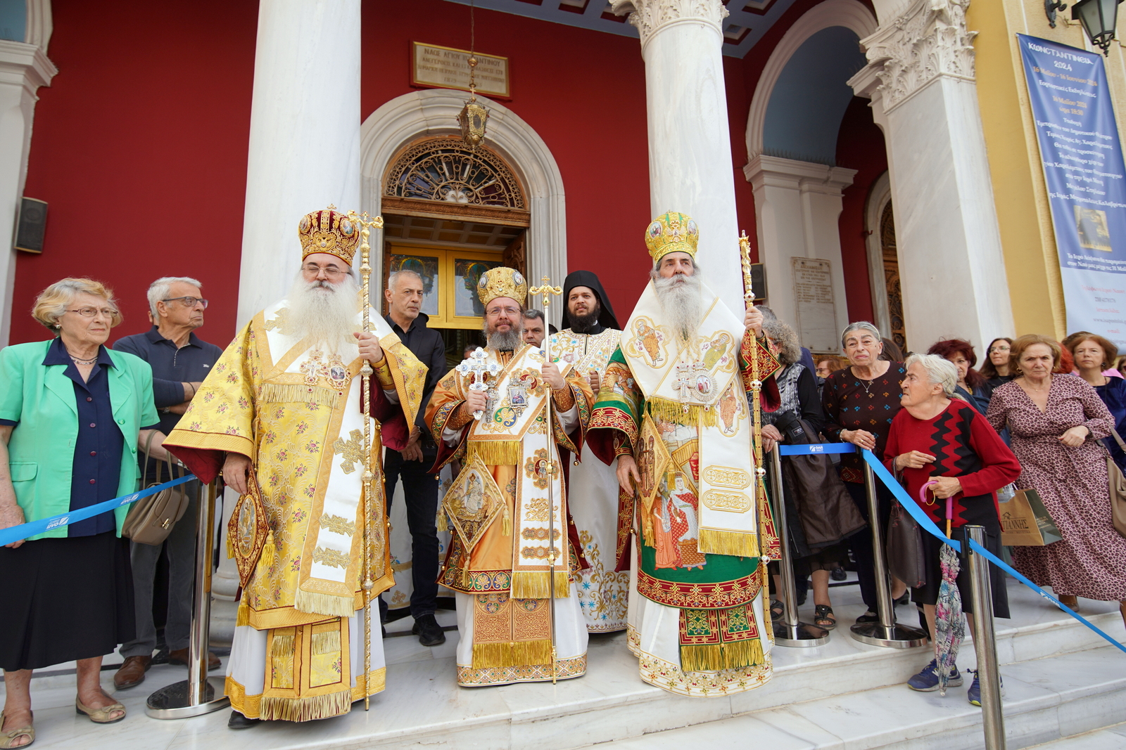 Πάνδημος ο εορτασμός των Αγίων Κωνσταντίνου και Ελένης στον πανηγυρίζοντα Μητροπολιτικό Ιερό Ναό του Πειραιά.
