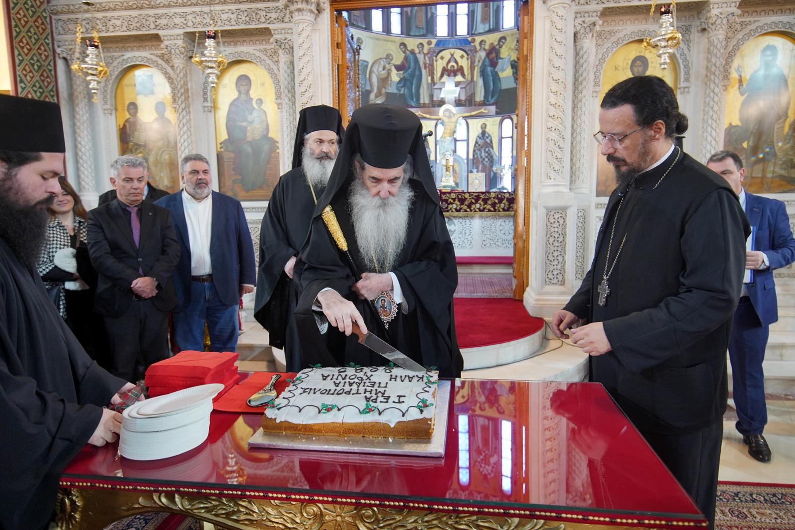 Ευλογία Βασιλόπιτας της Ιεράς Μητροπόλεως Πειραιώς, από τον Σεβ. Μητροπολίτη μας κ.Σεραφείμ – Υποτροφίες σε Φοιτητές