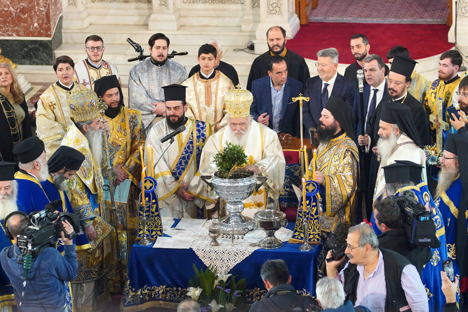 Τα Άγια Θεοφάνεια και ο Αγιασμός των Υδάτων στο Πρώτο Λιμάνι της Χώρας.