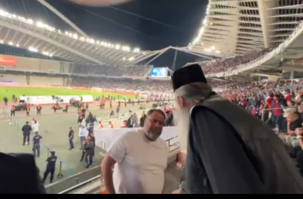 Ο Μητροπολίτης Πειραιώς ευλόγησε και χειροκρότησε τον Πρωταθλητή και Κυπελλούχο Ολυμπιακό.