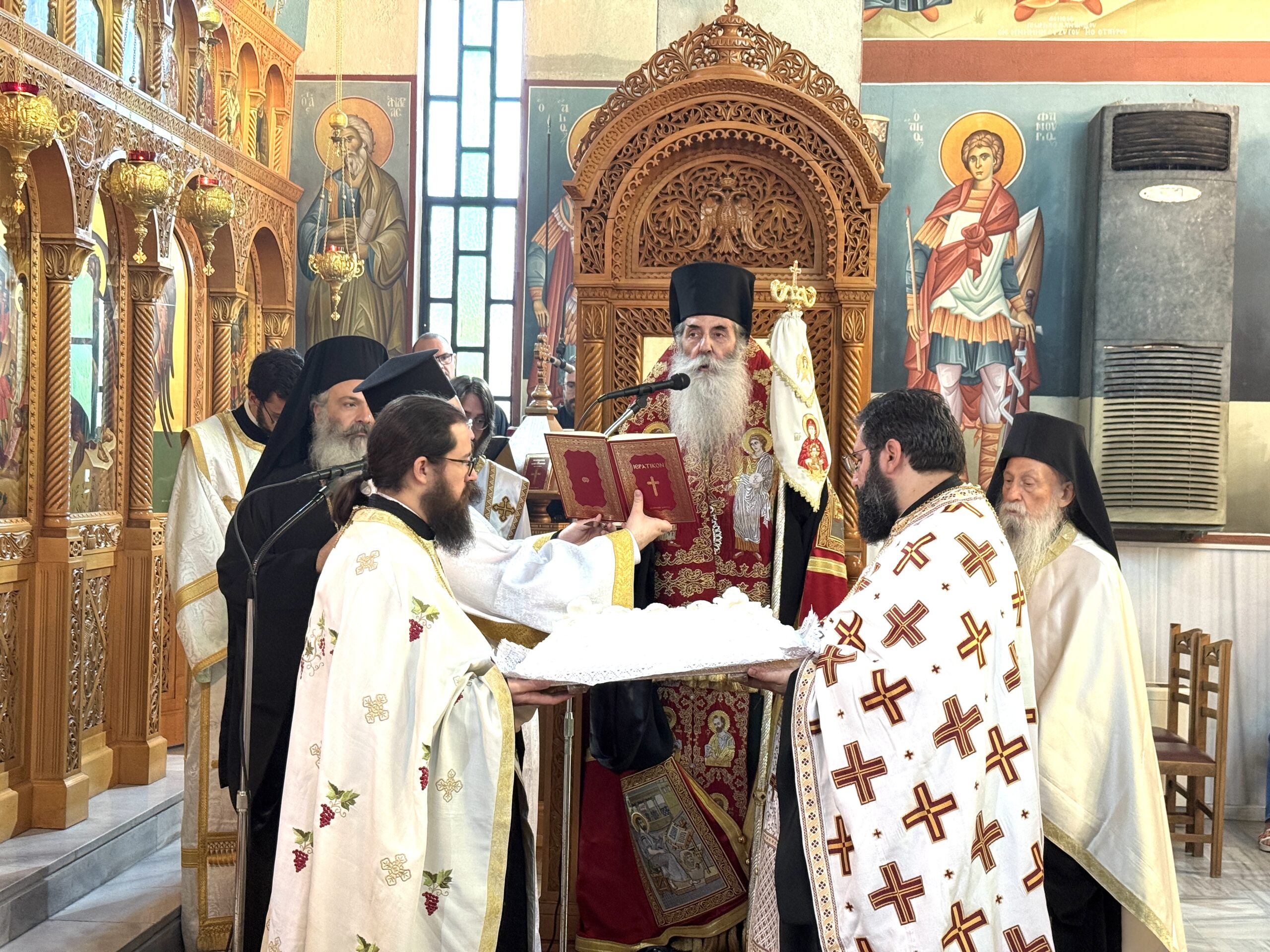 Ο Εσπερινός του Κοιμητηριακού Ναού της Ιεράς Μητροπόλεως Πειραιώς στο Σχιστό.