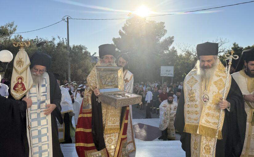 Τίμιο Ξύλο και Άρραφος Χιτώνας του Κυρίου μας στην Ι. Μητρόπολη Πειραιώς