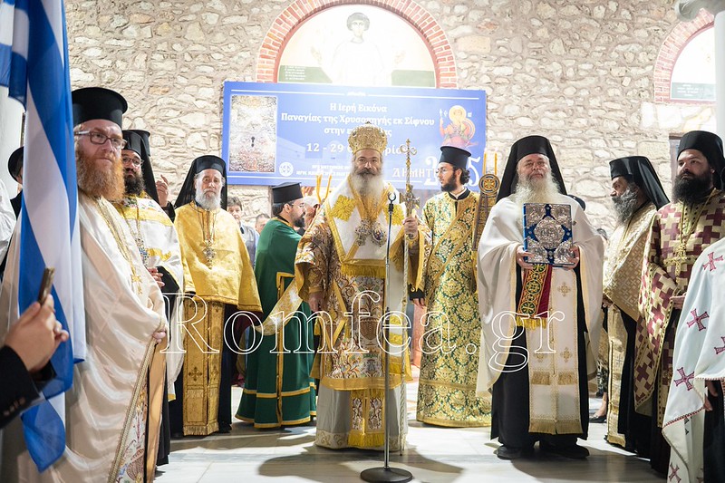 Μεγαλοπρεπής Λιτανεία του Αγίου Δημητρίου στον Πειραιά.