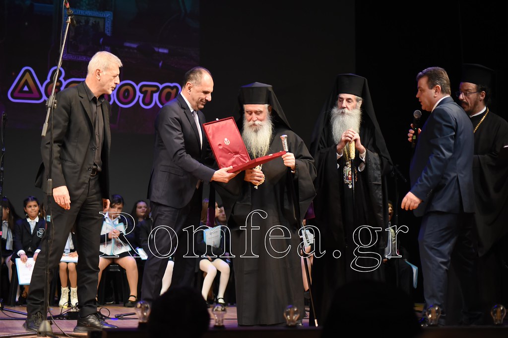 Μεγαλειώδης η Χριστουγεννιάτικη φιλανθρωπική συναυλία της Ι.Μ. Πειραιώς