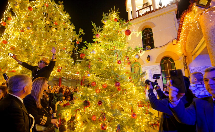 Το Χριστουγεννιάτικο δέντρο των Εκπαιδευτηρίων φωταγώγησαν ο Σεβασμιώτατος Μητροπολίτης Πειραιώς κ. Σεραφείμ και ο Δήμαρχος Πειραιά Γιάννης Μώραλης.