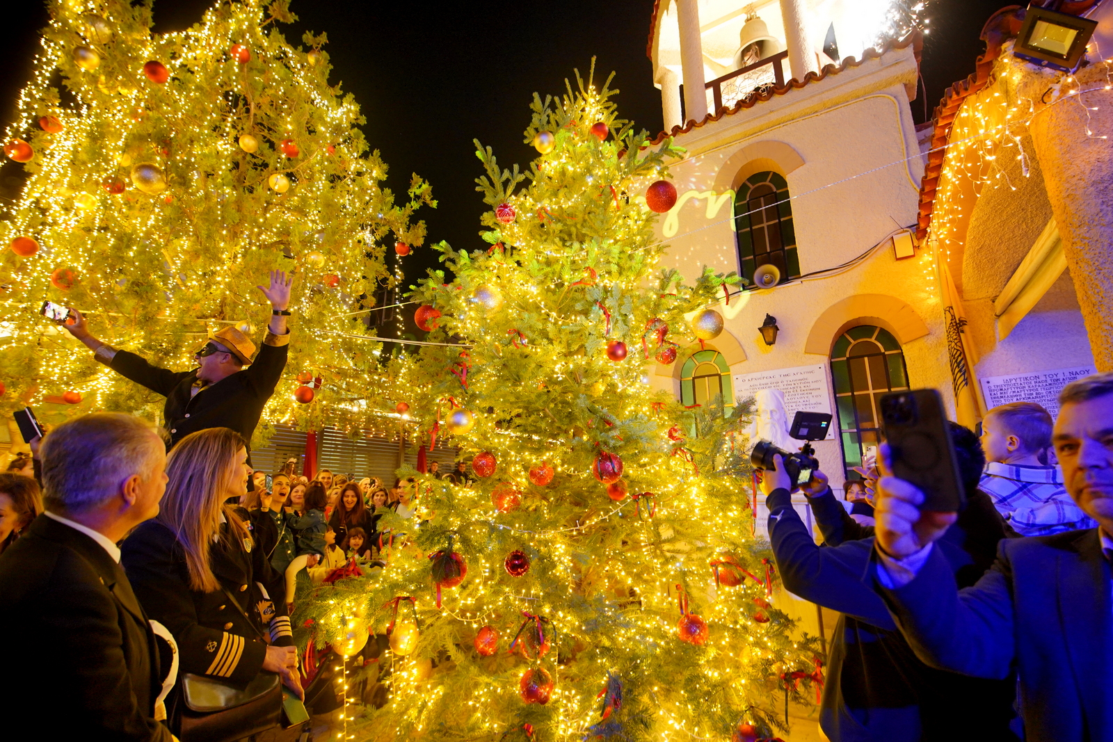 Το Χριστουγεννιάτικο δέντρο των Εκπαιδευτηρίων φωταγώγησαν ο Σεβασμιώτατος Μητροπολίτης Πειραιώς κ. Σεραφείμ και ο Δήμαρχος Πειραιά Γιάννης Μώραλης.