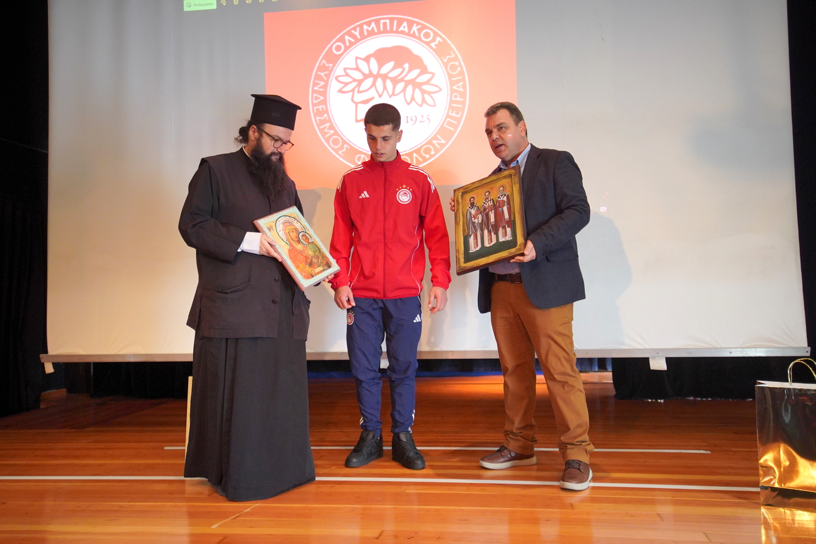 Ο Μητροπολίτης Πειραιώς ευχαρίστησε τον ποδοσφαιριστή Χρήστο Μουζακίτη για την παρουσία του στα Εκπαιδευτήρια της Μητροπόλεως Πειραιώς.
