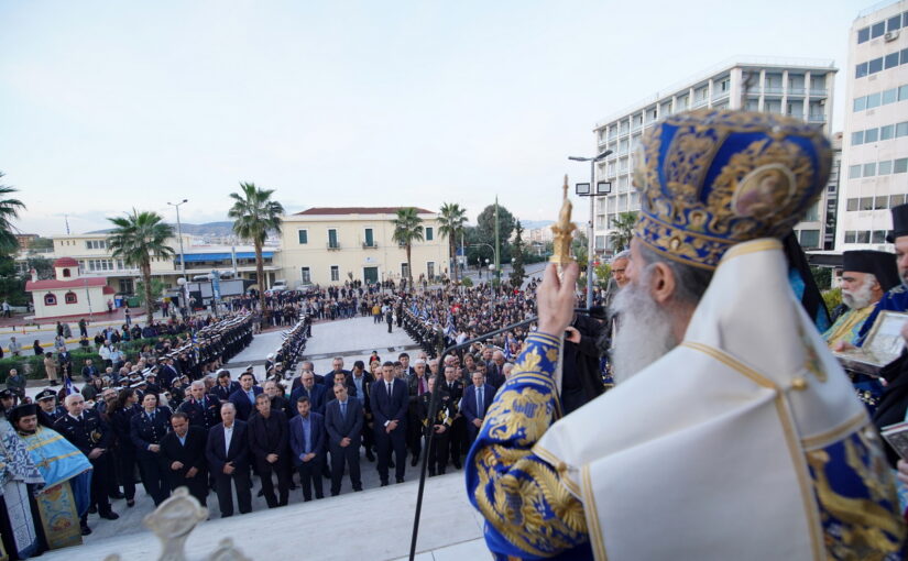 Τρισαρχιερατική Θεία Λειτουργία και Λιτάνευση της Ιεράς Εικόνος του Αγίου Νικολάου, στο μεγαλύτερο λιμάνι της χώρας.