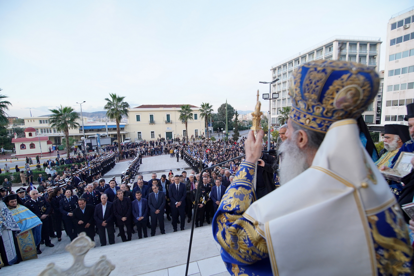 Τρισαρχιερατική Θεία Λειτουργία και Λιτάνευση της Ιεράς Εικόνος του Αγίου Νικολάου, στο μεγαλύτερο λιμάνι της χώρας.