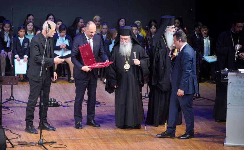 Μία συγκινητική βραδιά με ιδιαίτερους συμβολισμούς – Μεγαλειώδης Χριστουγεννιάτικη Φιλανθρωπική Συναυλία της Ιεράς Μητροπόλεως Πειραιώς.