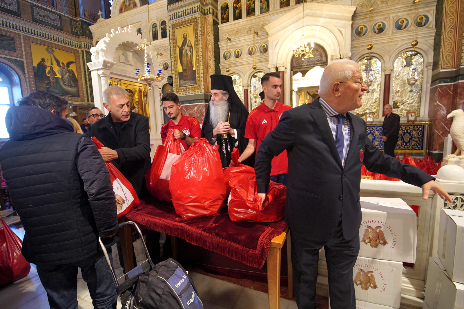 Μητροπολίτης Πειραιώς: «Είμαστε συντονισμένοι στον ύμνο της αγάπης» – Χιλιάδες Δέματα Αγάπης από την Ι.Μ. Πειραιώς με την υποστήριξη της ΠΑΕ Ολυμπιακός