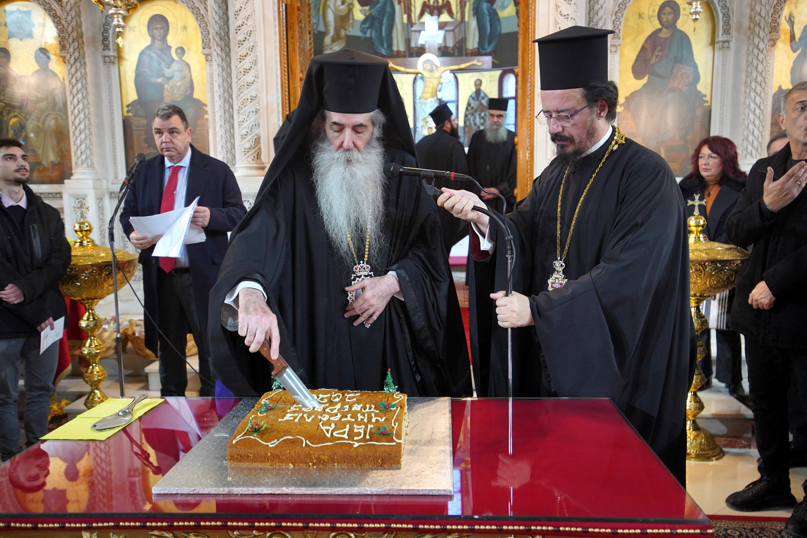 Ευλογία Βασιλόπιτας της Ιεράς Μητροπόλεως Πειραιώς, από τον Σεβ. Μητροπολίτη μας κ. Σεραφείμ – Ποιμαντορική Εγκύκλιος.