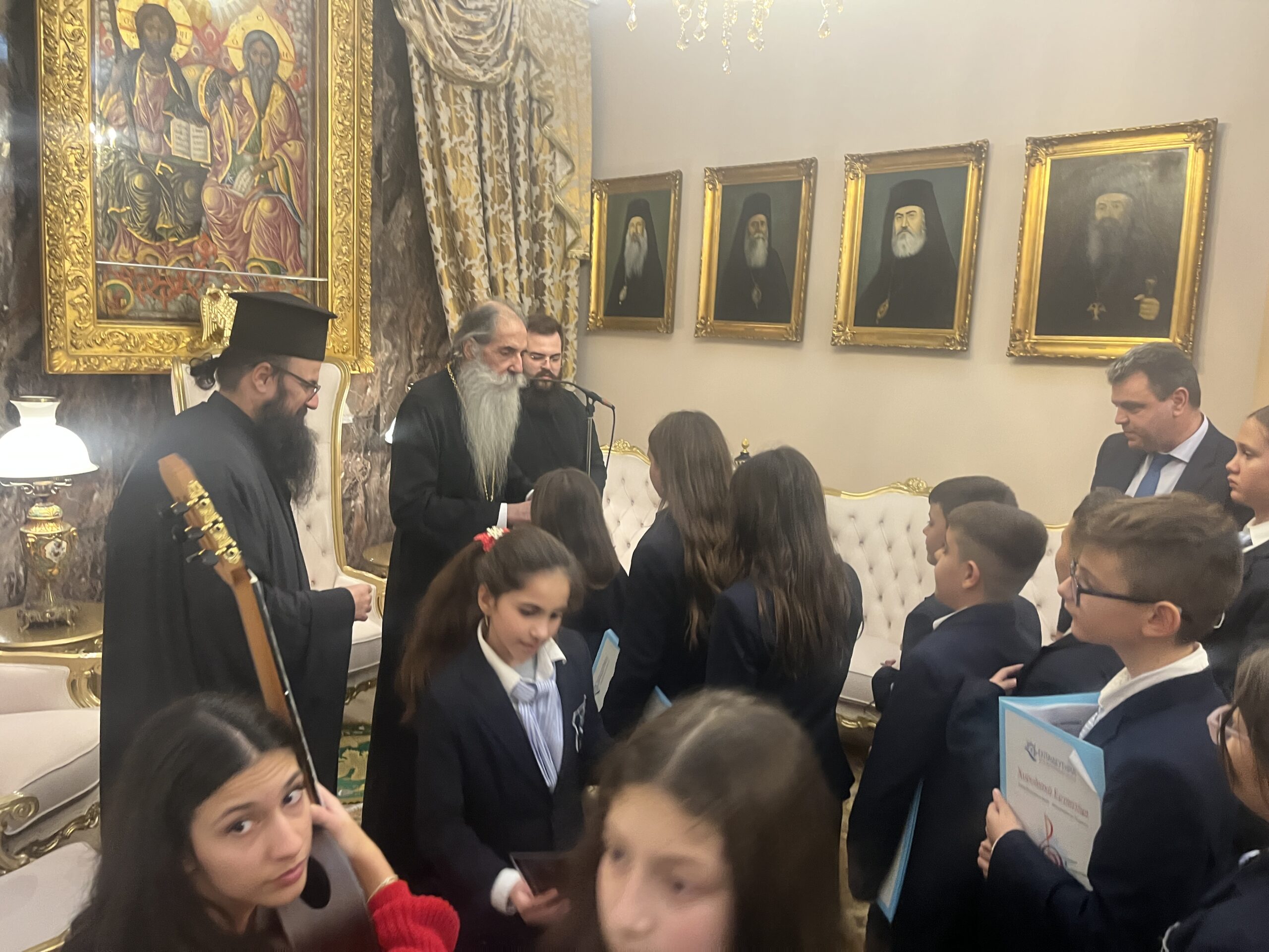 Χριστουγεννιάτικα κάλαντα και τραγούδια στον Σεβασμιώτατο Μητροπολίτη Πειραιώς κ. Σεραφείμ.