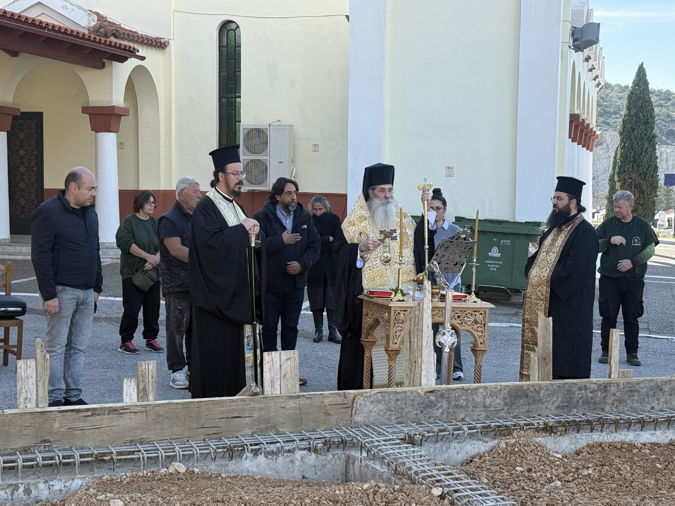 Στο Διαδημοτικό Κοιμητήριο Σχιστού ο Σεβασμιώτατος Μητροπολίτης Πειραιώς κ. Σεραφείμ.