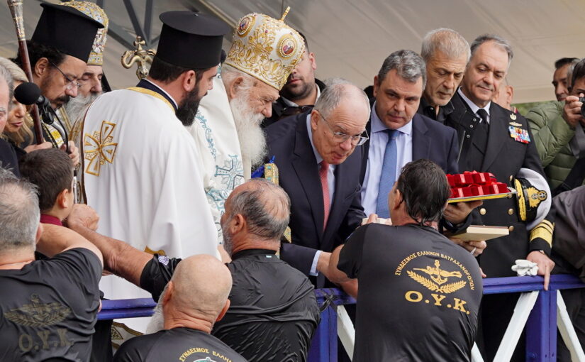 Παρουσία του Προέδρου της Ελληνικής Δημοκρατίας, ο Μακαριώτατος Αρχιεπίσκοπος Αθηνών και Πάσης Ελλάδος, τέλεσε τον Αγιασμό των υδάτων στο πρώτο λιμάνι της χώρας!