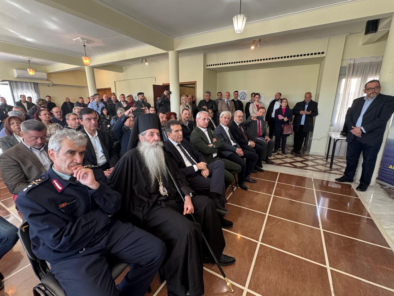 Ο Σεβασμιώτατος μαζί με τον Υπουργό Προστασίας του Πολίτη Μ. Χρυσοχοΐδη σε Εκδήλωση της Ένωσης Αστυνομικών Υπαλλήλων Πειραιά.