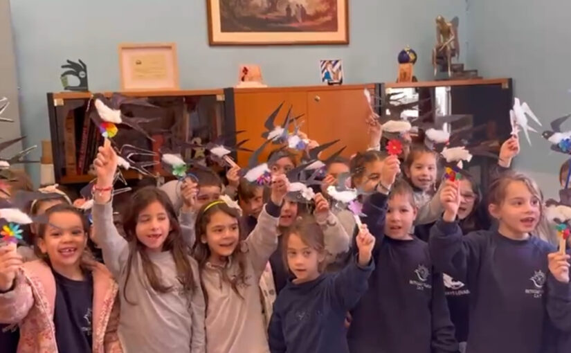 “Χελιδονίσματα” στον Σεβ. Μητροπολίτη Πειραιώς κ. Σεραφείμ από τα παιδιά των Εκπαιδευτηρίων μας.