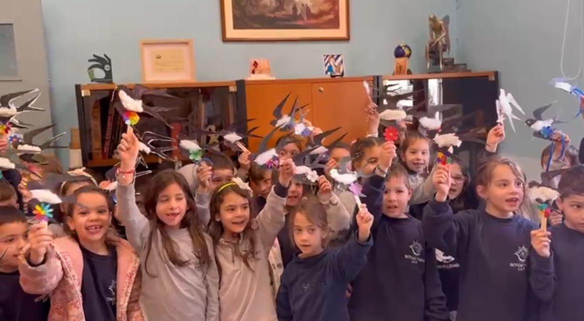 “Χελιδονίσματα” στον Σεβ. Μητροπολίτη Πειραιώς κ. Σεραφείμ από τα παιδιά των Εκπαιδευτηρίων μας.