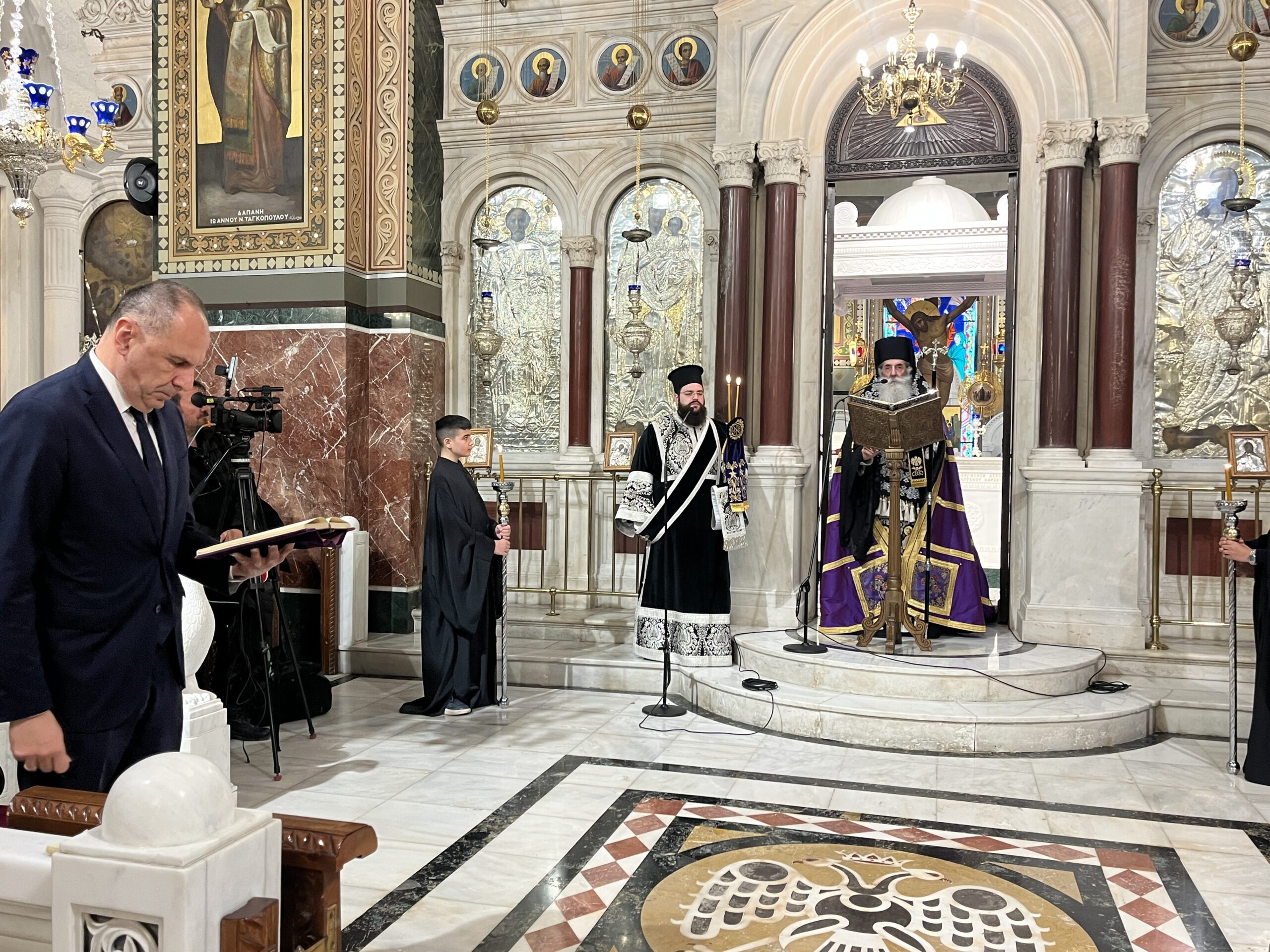 Παρουσία του Υπουργού Εξωτερικών Γιώργου Γεραπετρίτη η Ακολουθία των Αχράντων Παθών στην Ιερά Μητρόπολη Πειραιώς.