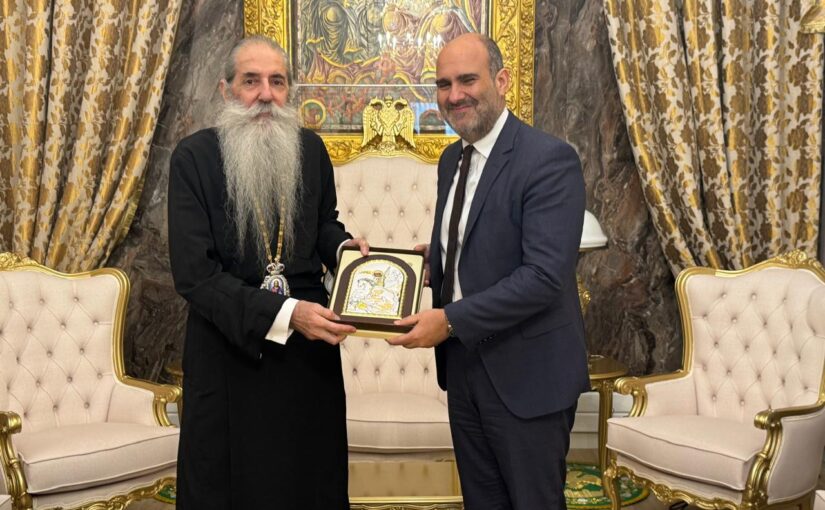 Ο Υφυπουργός Εθνικής Οικονομίας και Οικονομικών Δημήτρης Μαρκόπουλος στον Σεβ. Μητροπολίτη Πειραιώς κ. Σεραφείμ.