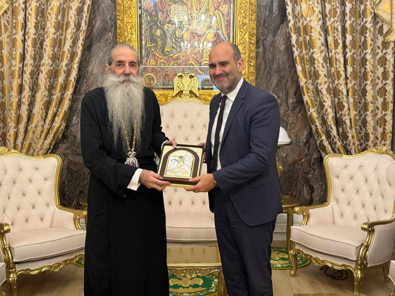 Ο Υφυπουργός Εθνικής Οικονομίας και Οικονομικών Δημήτρης Μαρκόπουλος στον Σεβ. Μητροπολίτη Πειραιώς κ. Σεραφείμ.