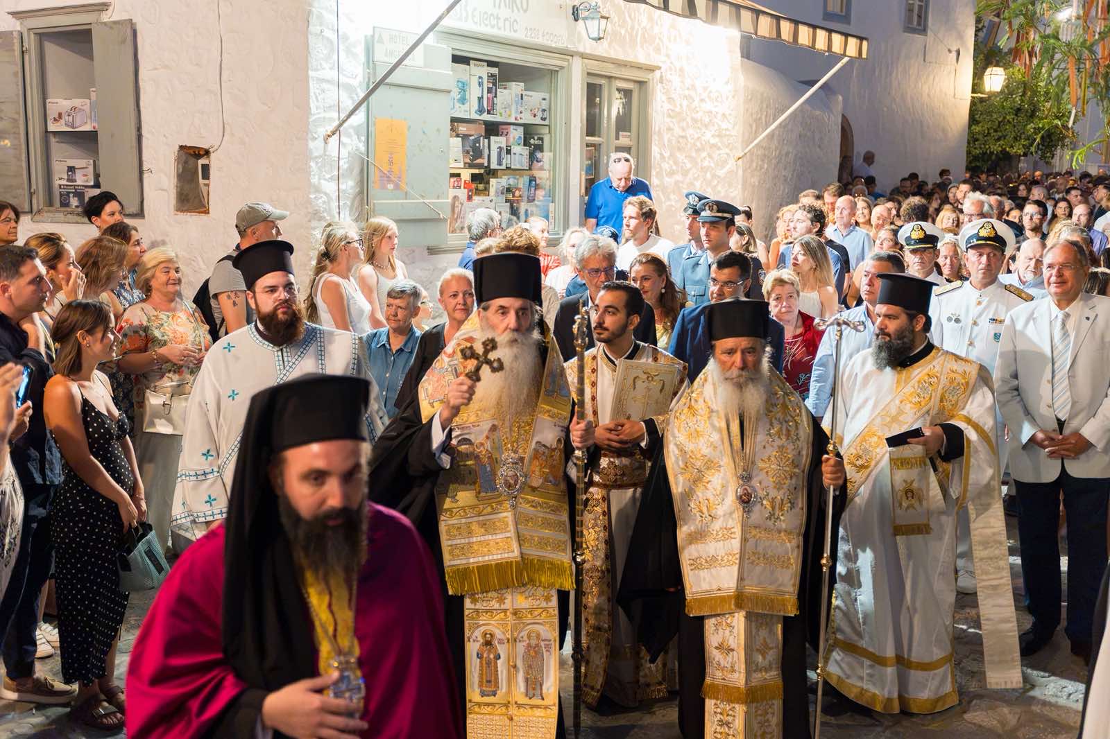 Ο Εσπερινός της Κοιμήσεως της Θεοτόκου στην Ύδρα. Προσκεκλημένος του Σεβ. Μητροπολίτου Ύδρας ο Σεβ. Μητροπολίτης Πειραιώς.